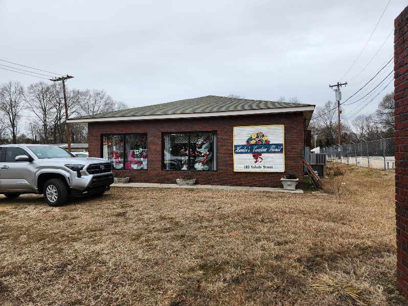saluda storefront